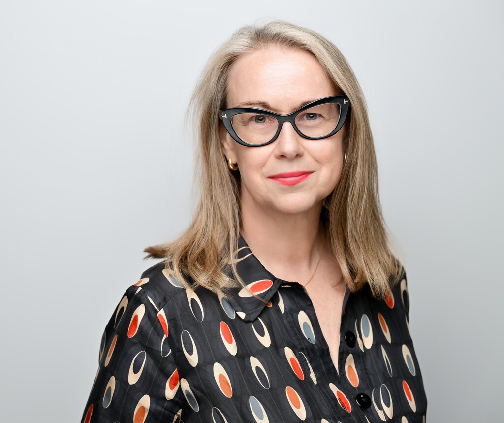 Amanda Arrowsmith, The Sisterhood of Women