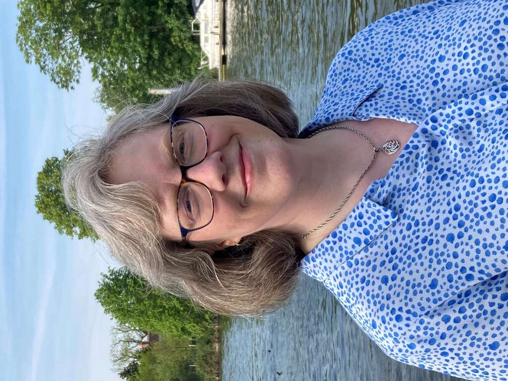 Helen Davis, Binnies