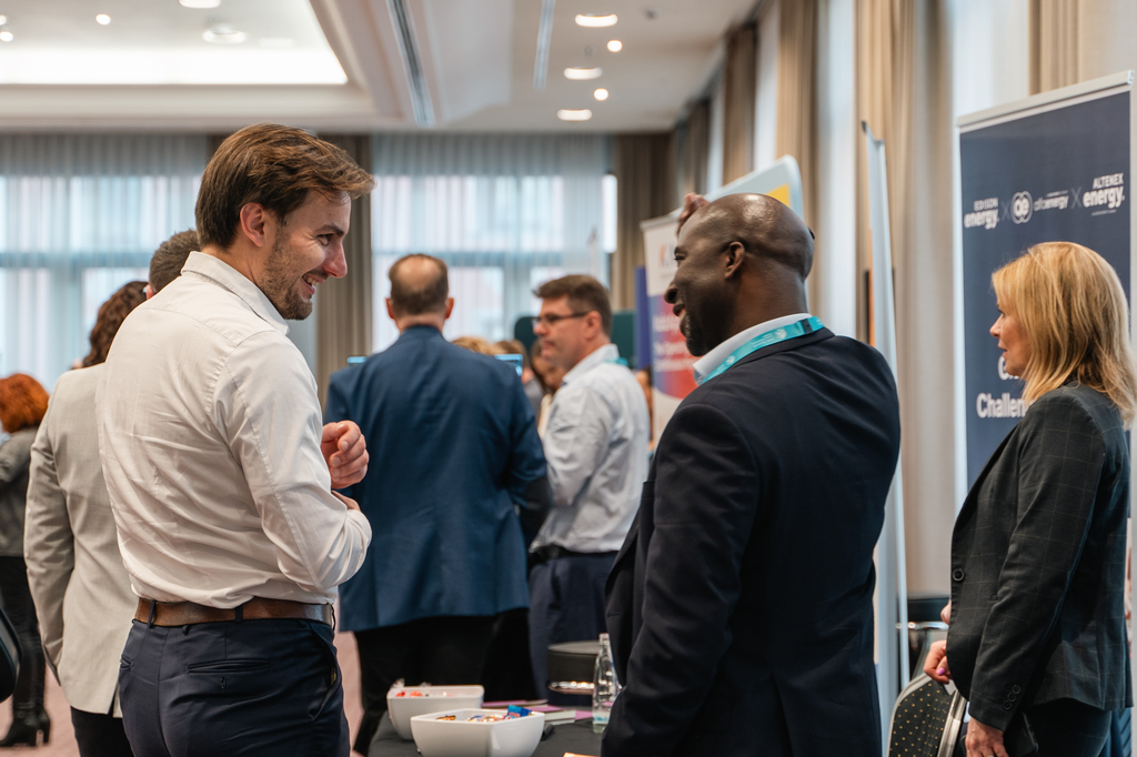 Image of exhibitor and attendee talking