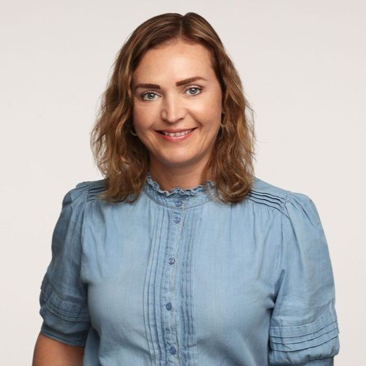 Hazel Pitchers, Merakiting