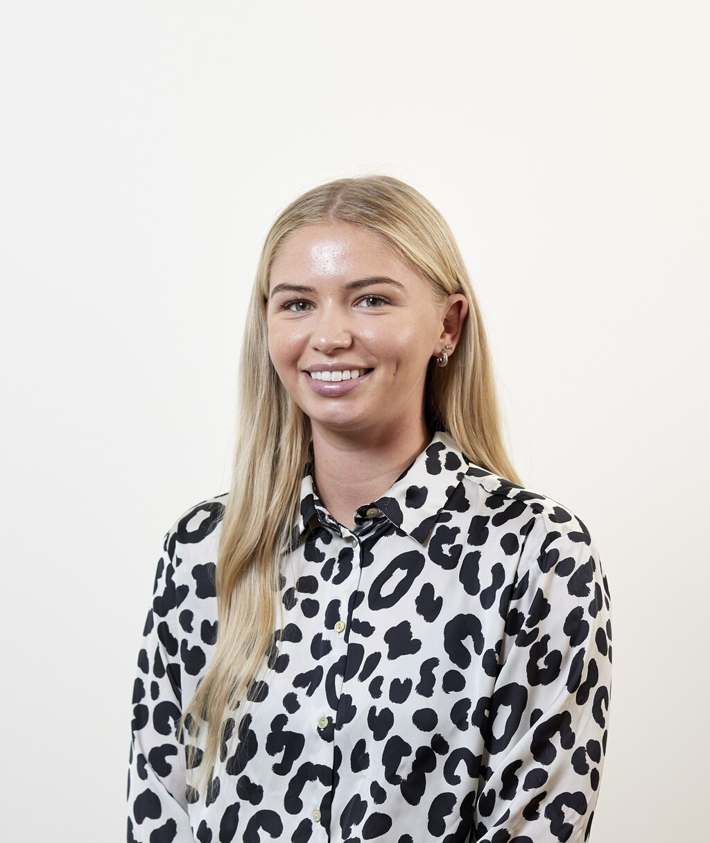 Chloe Ludden, Aon